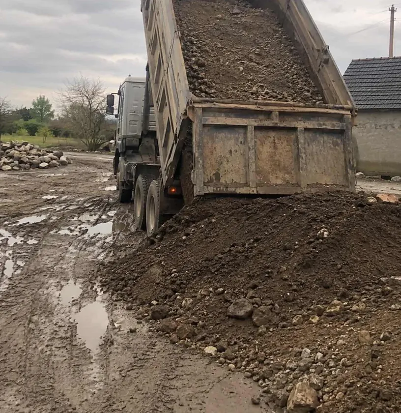 Savivartis išpila atvežtą gruntą objekte