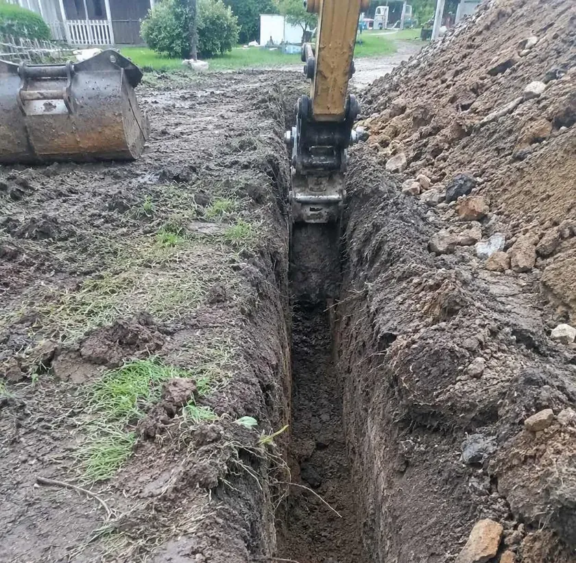 Ekskavatoriaus kaušu kasama siaura tranšėja sklype